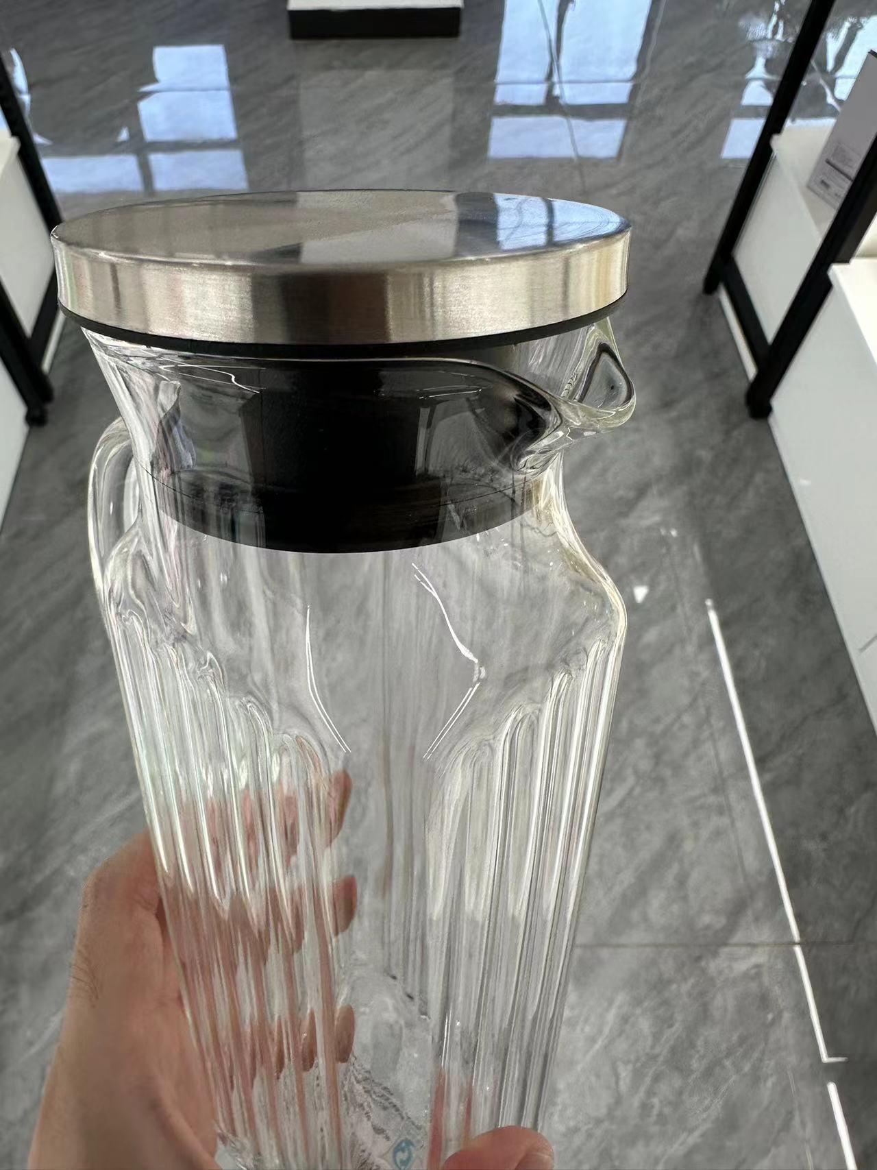 Large High-Borosilicate Glass Jug with Stainless Steel Lid Stripe Shape